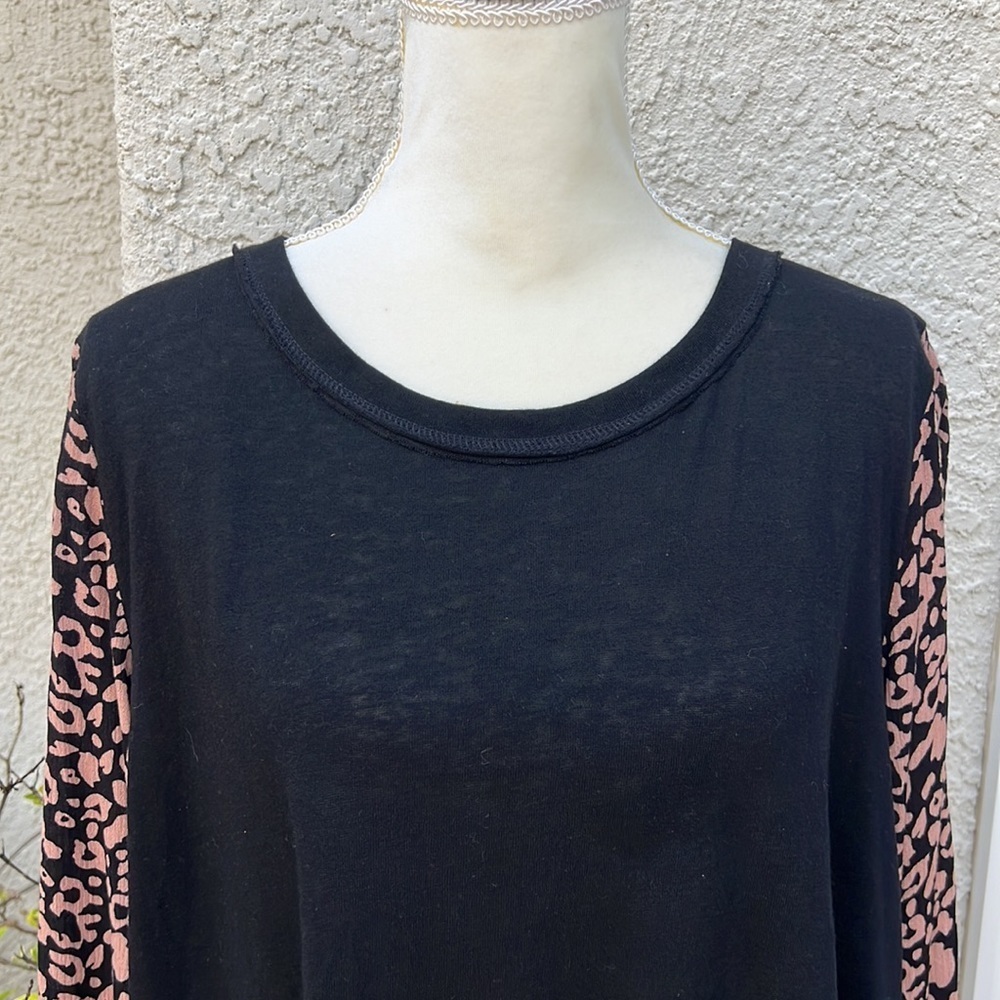 💚Umgee Black Boho Top with Leopard Sleeve Floral Back Women's Size L - Picture 2 of 10
